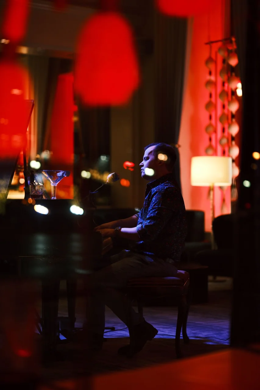 Atmospheric lounge lighting